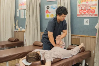 東陽町整骨院での骨盤矯正の施術風景